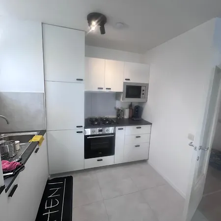 101 Place Leopold 1er A A 100m De La